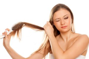 נשירת שיער אצל נשים – איך מטפלים בזה?